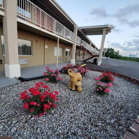 Big Spring Inn Madisonville Exterior photo