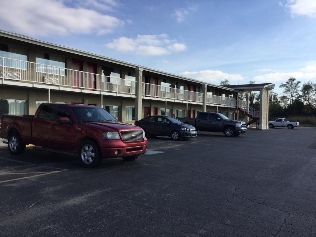 Big Spring Inn Madisonville Exterior photo