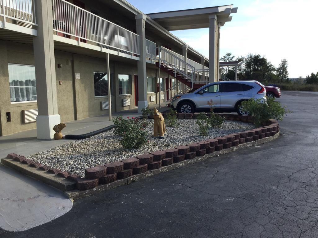 Big Spring Inn Madisonville Exterior photo