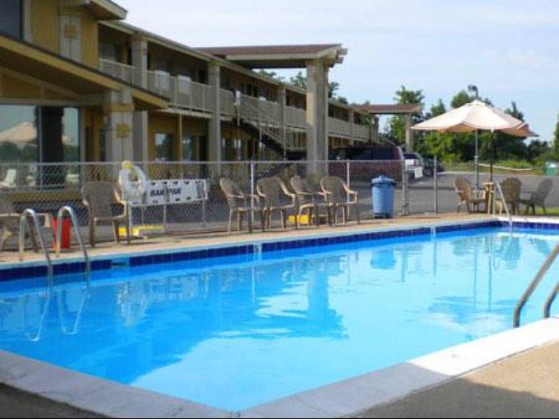 Big Spring Inn Madisonville Exterior photo