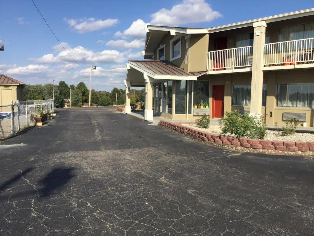Big Spring Inn Madisonville Exterior photo