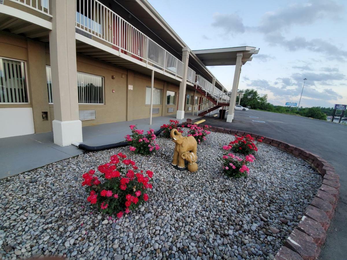 Big Spring Inn Madisonville Exterior photo